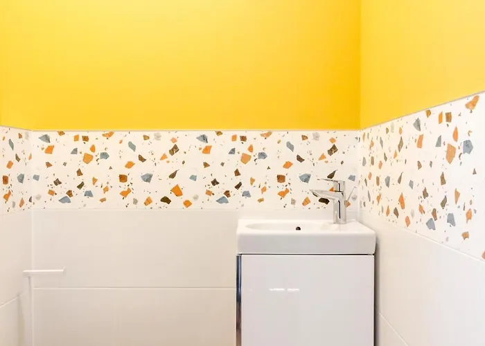 Luxury 2 Bdrm Getaway And Free Parking *